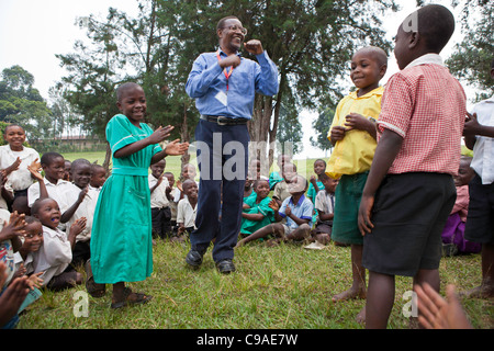 Les enfants à l'école primaire où l'Nyamiyaga Hôpital communautaire de Bwindi exécuter des programmes de santé. L'Ouganda. Banque D'Images