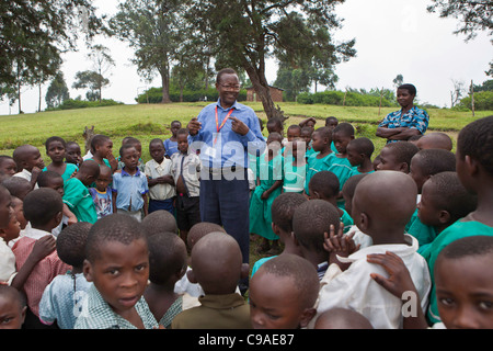 Les enfants à l'école primaire où l'Nyamiyaga Hôpital communautaire de Bwindi exécuter des programmes de santé. L'Ouganda. Banque D'Images