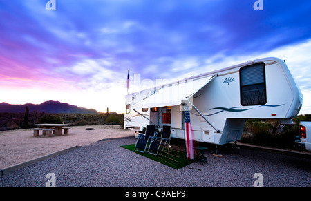 Camping avec notre 5ème roue remorque dans l'Arizona. Banque D'Images