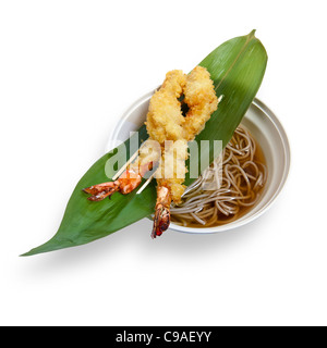 ​​Of les nouilles faites de farine de sarrasin et de crevettes frites isolated on white Banque D'Images