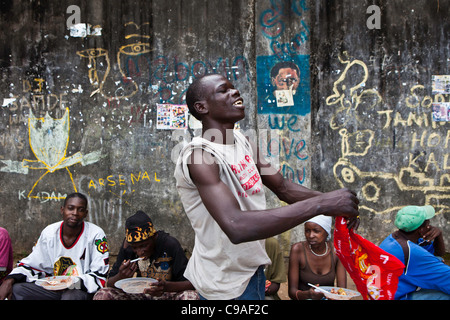 L'un des chefs de gangs de rue chante une chanson pour la bande à base de Mbaraki, dans le centre de Mombasa, au Kenya. Banque D'Images