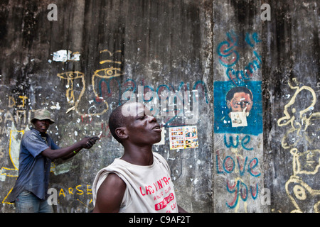 L'un des chefs de gangs de rue chante une chanson pour la bande à base de Mbaraki, dans le centre de Mombasa, au Kenya. Banque D'Images