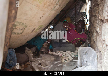 L'un des chefs de bande de base Mbaraki, dans le centre de Mombasa, Kenya dans son refuge. Banque D'Images