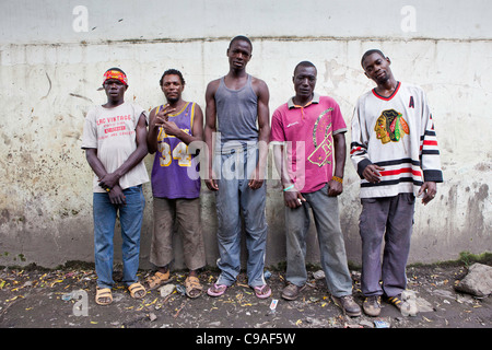 Les chefs de gangs dans le centre de Mombasa, au Kenya. Ils sont le plus grand groupe d'enfants des rues de la ville. Banque D'Images