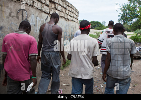 Les chefs de gangs dans le centre de Mombasa, au Kenya. Ils sont le plus grand groupe d'enfants des rues de la ville. Banque D'Images