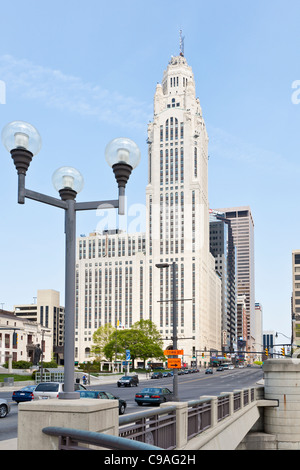 LeVeque Tower et de trafic sur la rue Broad à Columbus, Ohio. Banque D'Images
