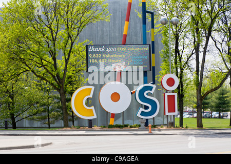 Signe peint de couleurs vives à l'extérieur du Centre des sciences et de l'industrie (COSI) à Columbus, Ohio. Banque D'Images