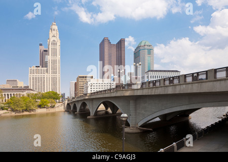 Paysage urbain du centre-ville de Columbus, Ohio comme vu du pied de large rue pont à travers la rivière Scioto. Banque D'Images