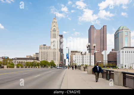 Paysage urbain du centre-ville de Columbus, Ohio comme vu du pied de large rue pont à travers la rivière Scioto. Banque D'Images