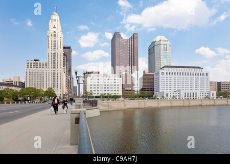 Paysage urbain du centre-ville de Columbus, Ohio comme vu du pied de large rue pont à travers la rivière Scioto. Banque D'Images