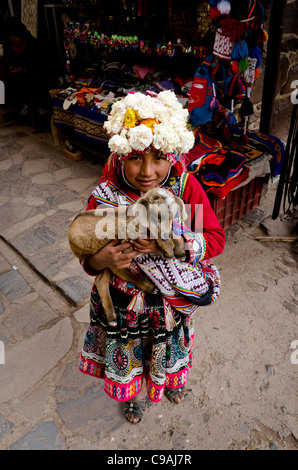 Jeune fille avec de l'agneau vêtu du costume traditionnel costume Quechua à Aguas Calientes Machu Picchu Cusco Pérou région Banque D'Images