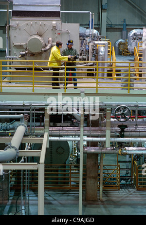 Travailleur, à une turbine à gaz centrale de cogénération au gaz naturel (à l'électricité) Banque D'Images