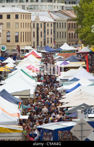 La foule remplir le marché Salamanca. Le marché hebdomadaire, qui a eu lieu à Salamanca Place, attire les habitants et les touristes avec sa nourriture et d'artisanat sta Banque D'Images