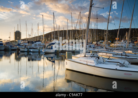 Sandy Bay Marina par le Casino Wrest Point au-delà. Hobart, Tasmanie, Australie Banque D'Images