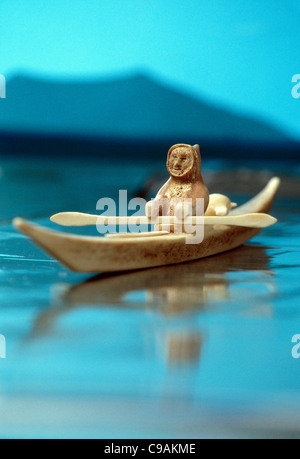 Sculpture sur stéatite et bois de caribou d'Eskimo en kayak Banque D'Images