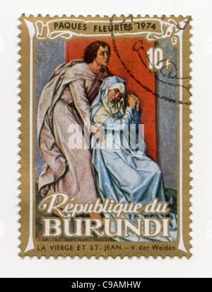 Timbre-poste au Burundi - la crucifixion, avec la Vierge et saint Jean l'Evangéliste deuil par Rogier van der Weyden Banque D'Images