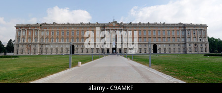 Vue de la façade Baroque du xviiie siècle somptueux palais de Caserte ou Reggia di Caserta, un site du patrimoine mondial. Banque D'Images