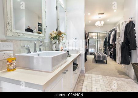 Maître élégant salle de bains avec lavabo double et grande robe en Banque D'Images