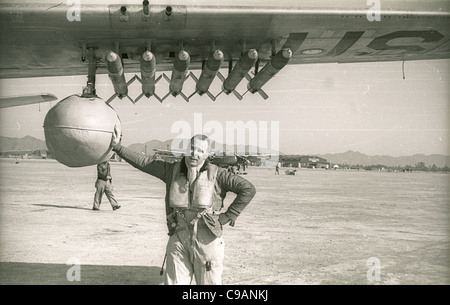 Bombes fusées attachées à aile d'avion Itazuke Air Base, le Japon pendant la guerre de Corée. Banque D'Images