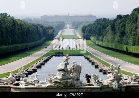 Vue arrière de la fontaine de Vénus et Adonis avec la promenade qui s'étend sur 3 kilomètres du Palais Royal de Caserte Banque D'Images