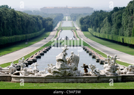 Vue arrière de la fontaine de Vénus et Adonis avec la promenade qui s'étend sur 3 kilomètres du Palais Royal de Caserte Banque D'Images