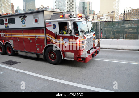 New York Fire Department Rescue Squad 1 se précipite pour un appel d'urgence Banque D'Images