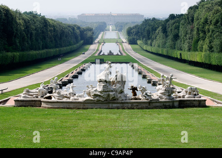 Vue arrière de la fontaine de Vénus et Adonis avec la promenade qui s'étend sur 3 kilomètres du Palais Royal de Caserte. Banque D'Images