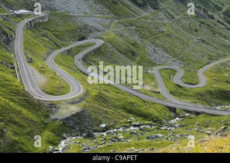 Fragment d'une route de haute altitude dans les montagnes. Banque D'Images