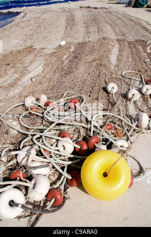 Les filets de pêche avec bouée jaune en Méditerranée port Iles Baléares Banque D'Images