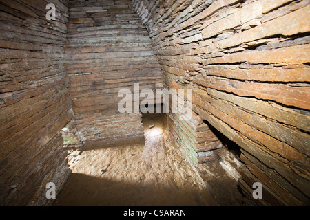 Chambré Cuween Cairn près de Kirkwall, Orkney, est une ancienne (4500 ans) tumulus funéraire. Banque D'Images