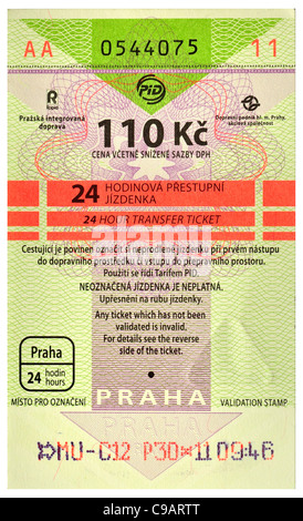 Des tickets de transports en commun de Prague, valable au métro, tramway et bus. Ticket 24h - 110kc couronnes. Bon prix (hiver 2011) Banque D'Images