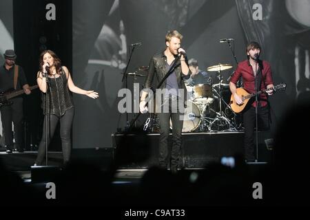 Hillary Scott, Charles Kelley, Dave Haywood de Lady Antebellum Lady Antebellum sur scène pour les concerts à la réunion conjointe, le Hard Rock Hotel and Casino, Las Vegas, NV 18 novembre 2011. Photo par : James Atoa/Everett Collection Banque D'Images