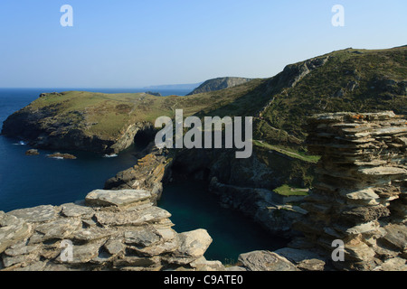 Vue du château de Tintagel sur la rude côte nord des Cornouailles, Angleterre. Dit être le lieu de naissance du roi Arthur. Banque D'Images