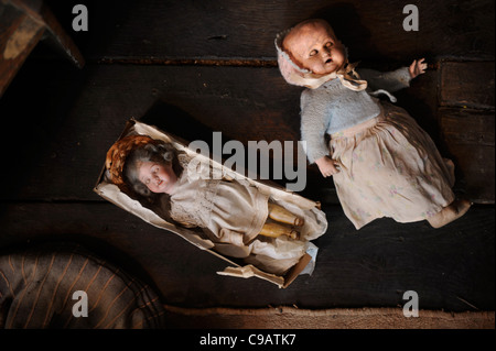 La pagaille village victorien à Newent, Gloucestershire - un musée d'objets victoriens - poupées et marionnettes dans un magasin de jouets Banque D'Images