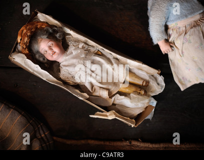 La pagaille village victorien à Newent, Gloucestershire - un musée d'objets victoriens - poupées et marionnettes dans un magasin de jouets Banque D'Images