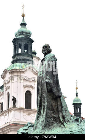 Prague, République tchèque. Mémorial de Jan Hus (1915 Ladislav Saloun :) à la place de la Vieille Ville / Staromestske namesti. St Nicholas Church Banque D'Images