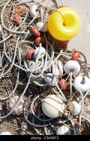 Professionnels de la pêche pour attaquer des bouées et des filets comme fisherboats Banque D'Images