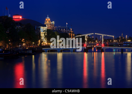 Blue Hour Amsterdam avec la vue sur le pont Magere Brug (Skinny) après le coucher du soleil. Banque D'Images