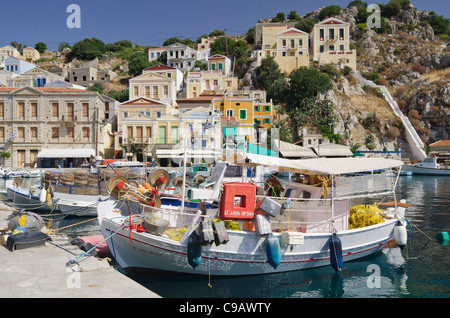 Bateaux dans le port de Gialos, Symi, Grèce Banque D'Images