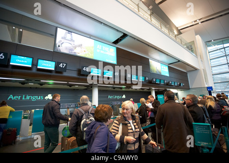 Les passagers à l'attente d'Aer lingus vérifier dans un bureau terminal 2 Aéroport international de Dublin République d'Irlande Banque D'Images