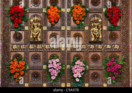 Sathya Sai Baba ashram, décorées en bois sculpté gopuram gates. Puttaparthi, Andhra Pradesh, Inde Banque D'Images