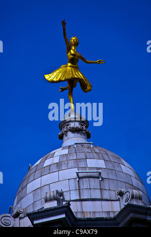 Le dôme du Victoria Palace Theatre de Londres avec sa statue dorée de la ballerine russe Anna Pavlova Banque D'Images