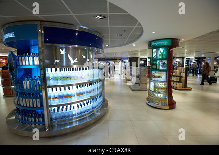 Duty free section alcool dans la salle des départs de l'aéroport international de hong kong sar chine Chek Lap Kok Banque D'Images