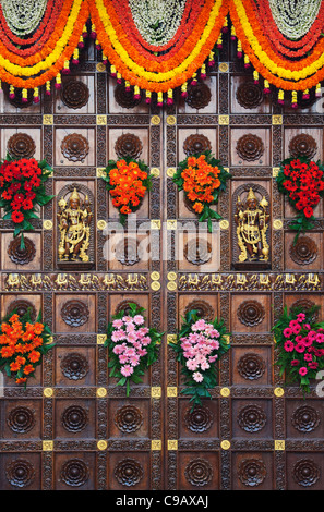 Sathya Sai Baba ashram, décorées en bois sculpté gopuram gates. Puttaparthi, Andhra Pradesh, Inde Banque D'Images