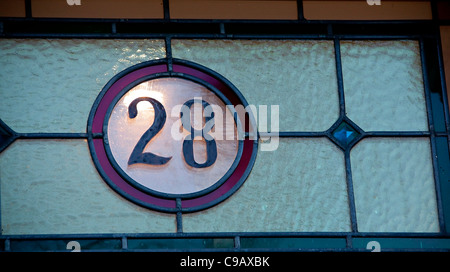 Chambre numéro 28 au-dessus de porte de l'entrée principale sur la chambre. Banque D'Images