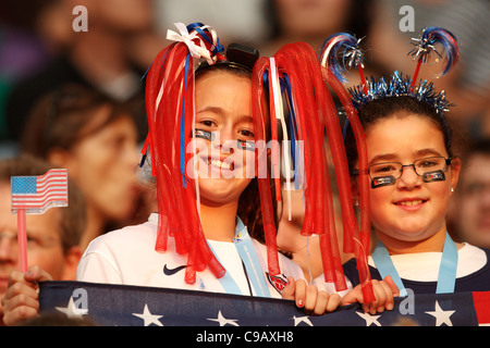 Les jeunes fans dans les peuplements de démontrer leur soutien à la France lors d'une Coupe du Monde féminine de la fifa match entre la Suède et les États-Unis. Banque D'Images