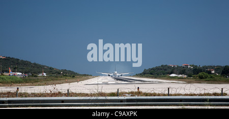 Avion sur la piste de l'aéroport de Skiathos, Grèce Banque D'Images