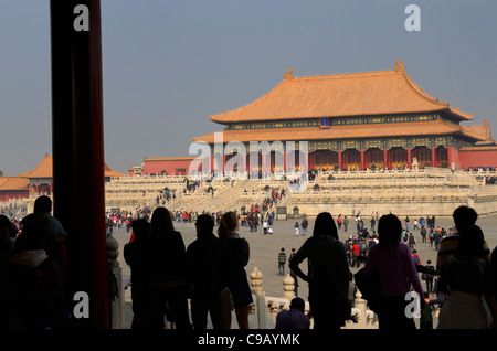 Les visiteurs qui se profile l'affichage de la salle de l'harmonie suprême de la porte dans la Forbidden City Beijing République populaire de Chine Banque D'Images