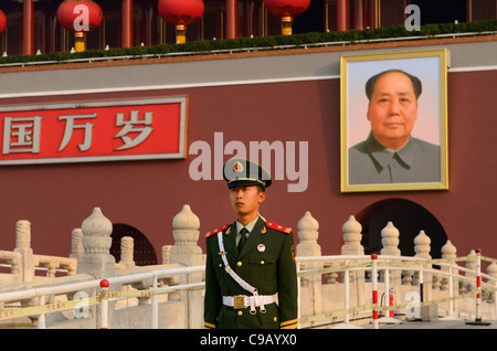 Agent de police armés peuples avec portrait de Mao Zedong à la porte de la paix céleste Tiananmen Beijing République populaire de Chine Banque D'Images