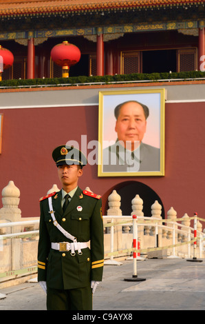 Peuples autochtones La police armée garde avec portrait de Mao Zedong à la porte de la paix céleste Tiananmen Beijing République populaire de Chine Banque D'Images